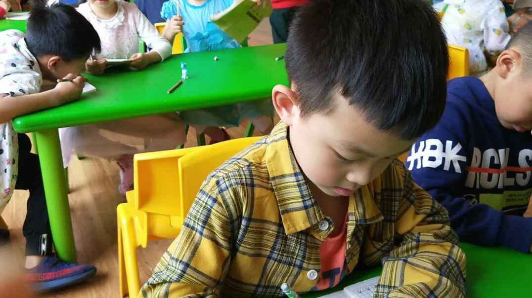 认真写字的孩子们