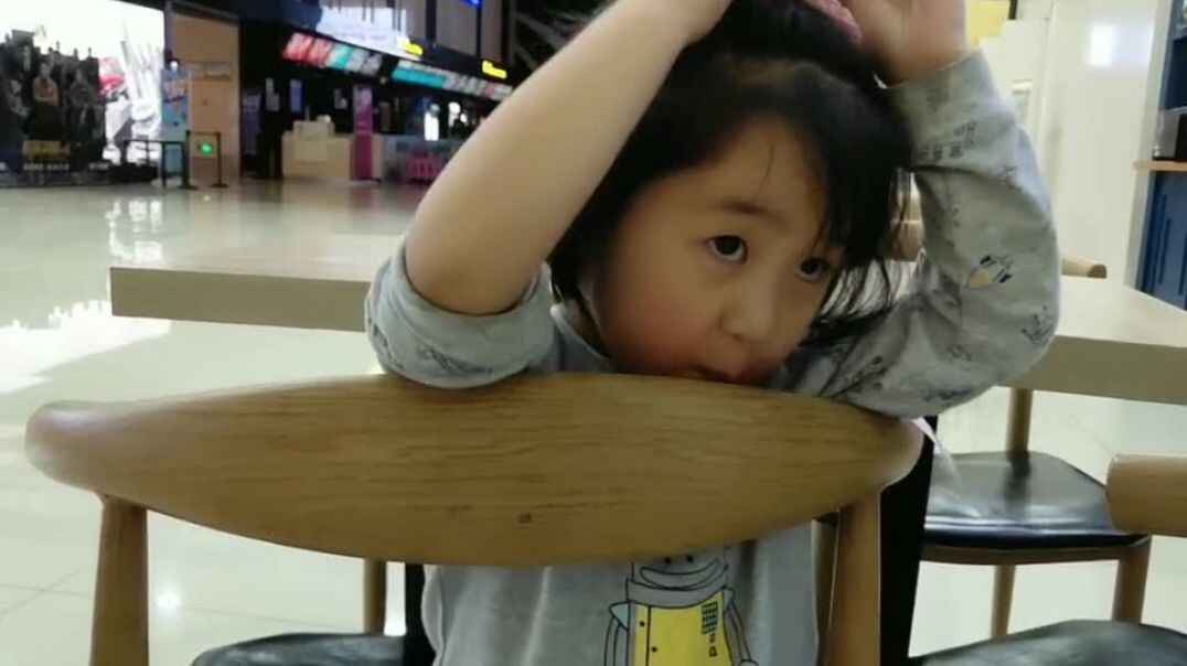 坐在凳子上的可爱女孩