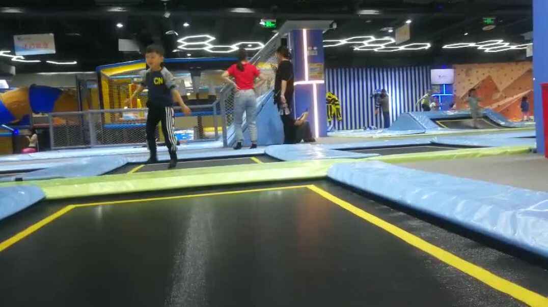 蹦蹦床小男孩真可爱