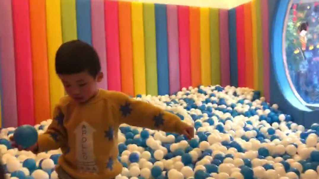 玩耍海洋球