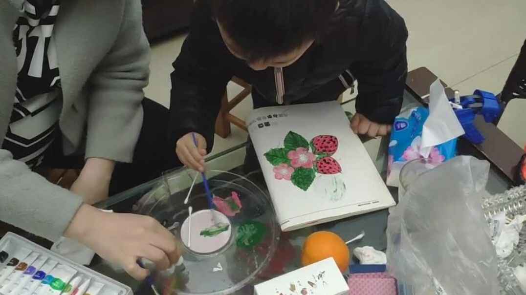 可爱画画男孩
