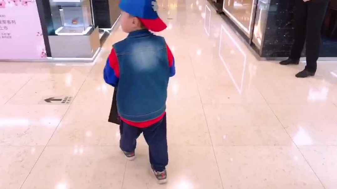 我可以帮爸爸拿包包哦