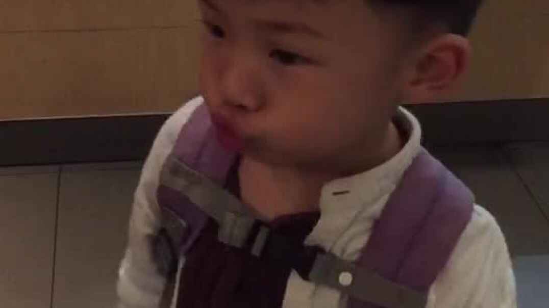 嘟嘟嘴的小男孩
