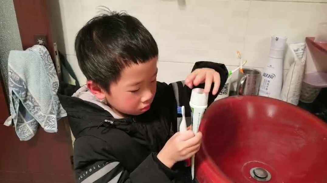 个人礼仪刷牙.