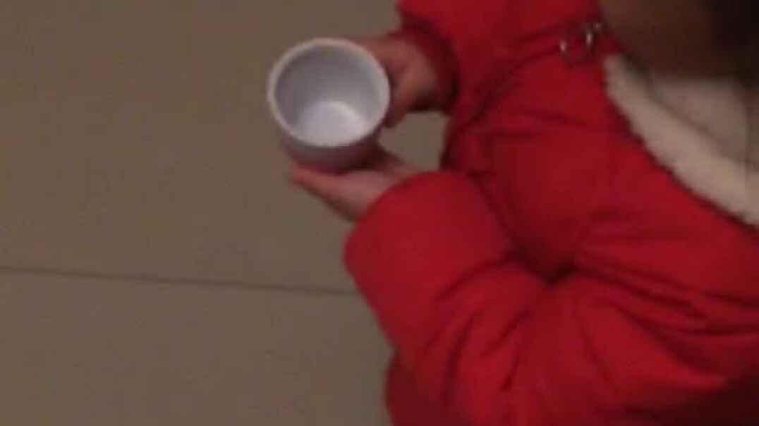 给姐姐端水
