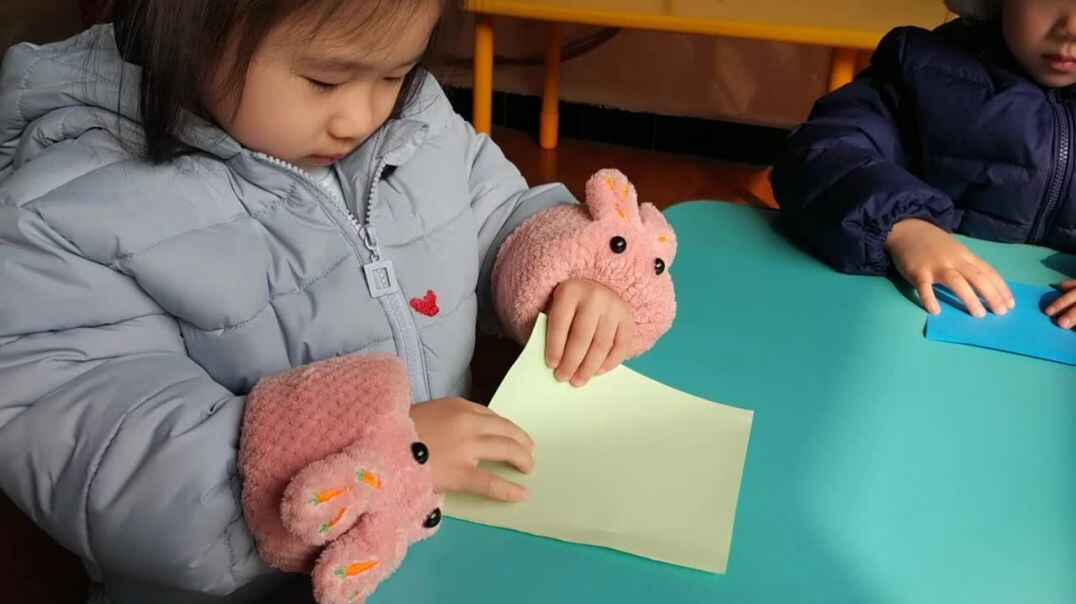 手工活动中的幼儿