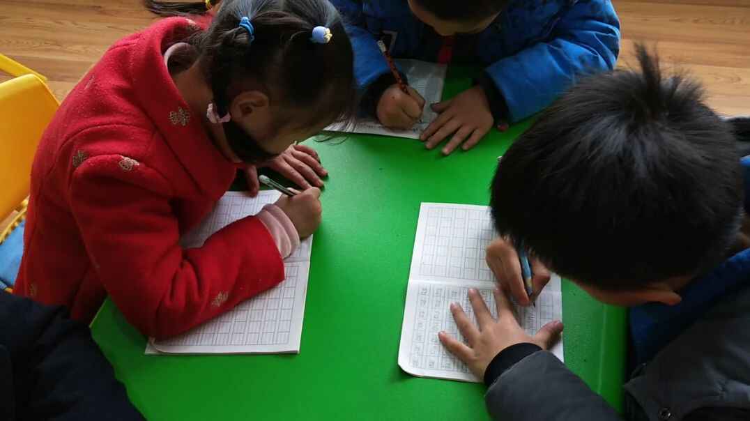 认真学习的孩子们!