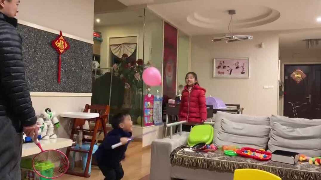 和姐姐一起玩耍