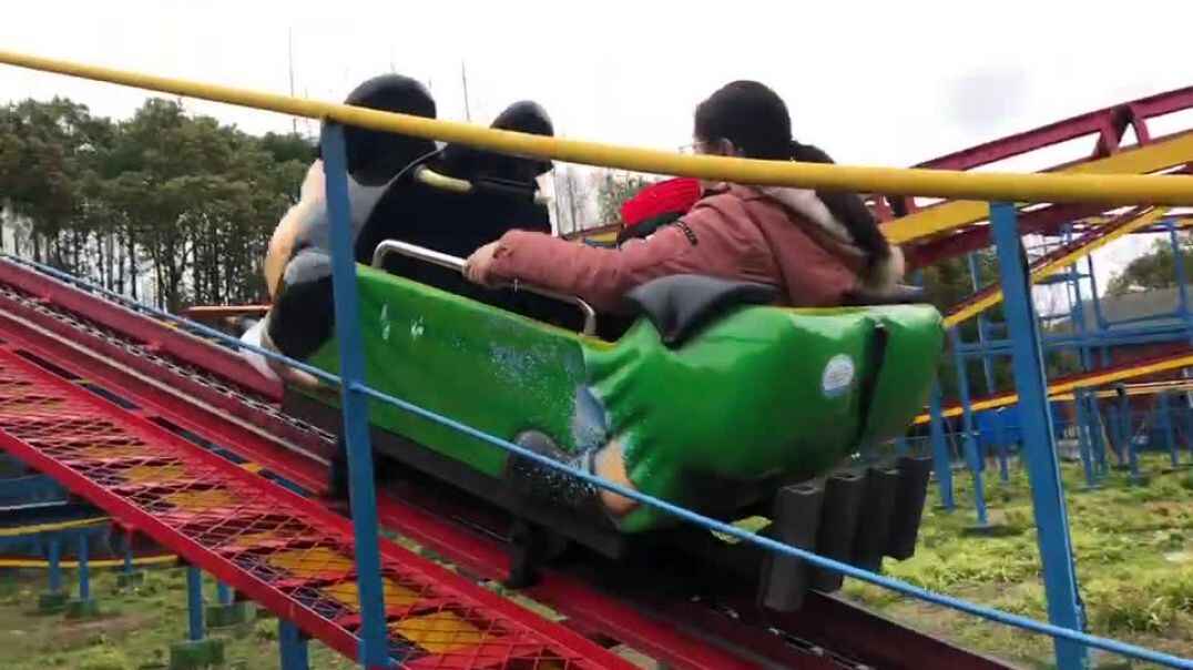 和妈妈去游乐场