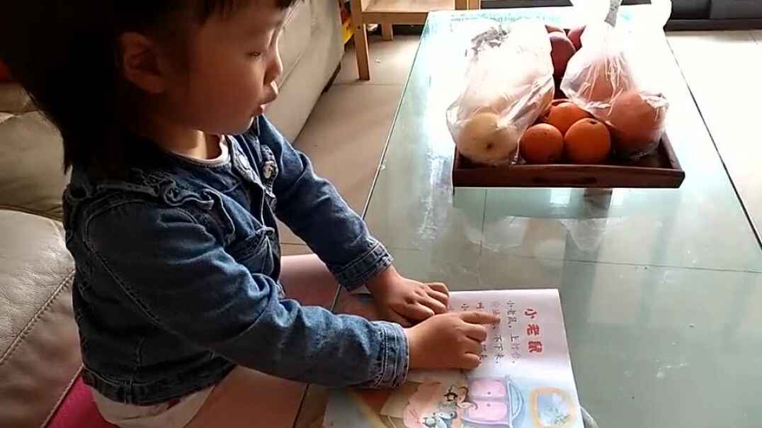 读诗歌的小女孩