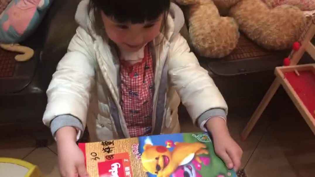 递接物练习的小女孩