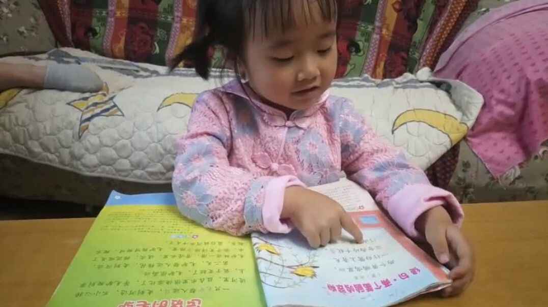 认真阅读的小女孩哟