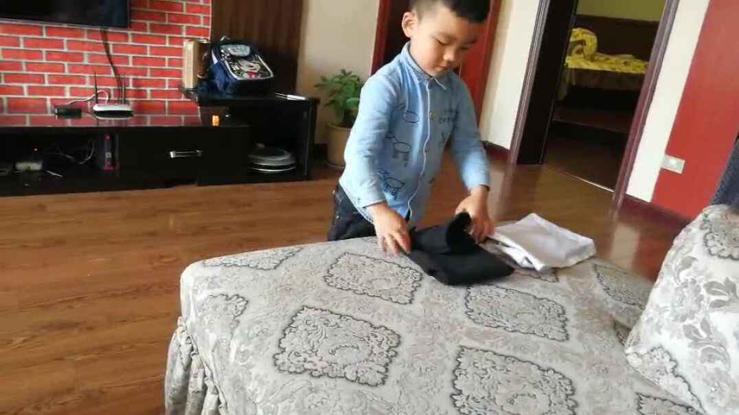 能干的小男孩，自己叠衣服