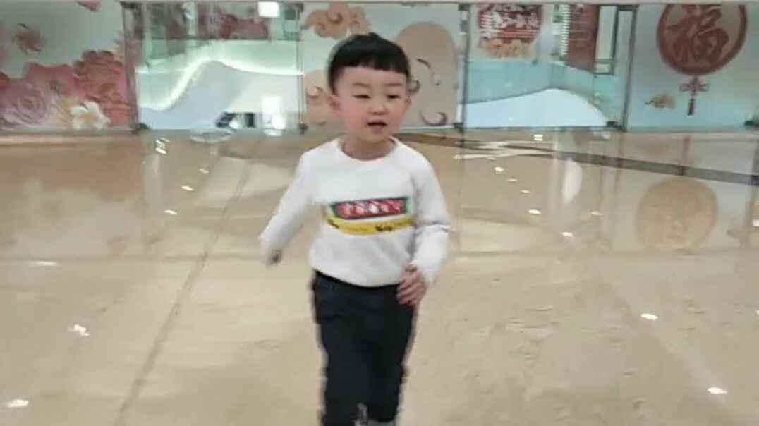 踏步男孩