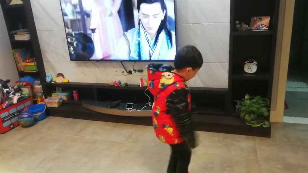 踏步练习的小男孩