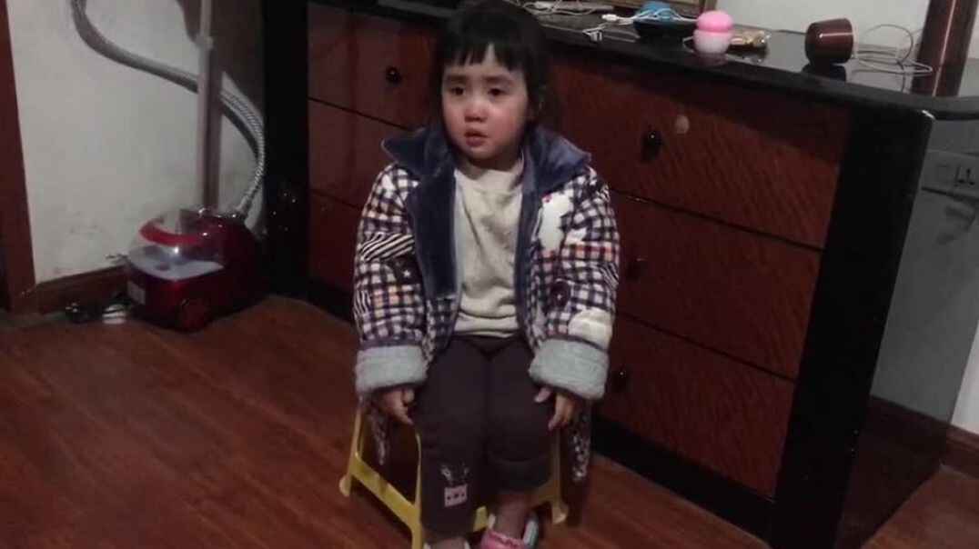 可爱的宝贝学站姿
