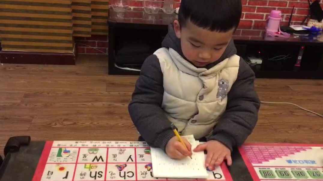 练习写字的可爱男孩