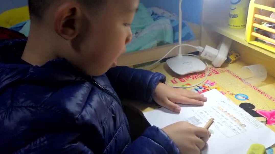 认真学习的孩子