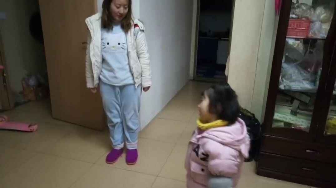 和妈妈一起愉快踏步