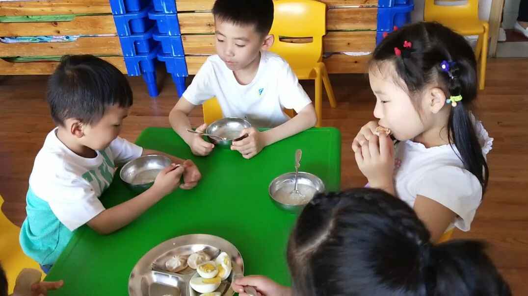 美美小朋友吃的真开心