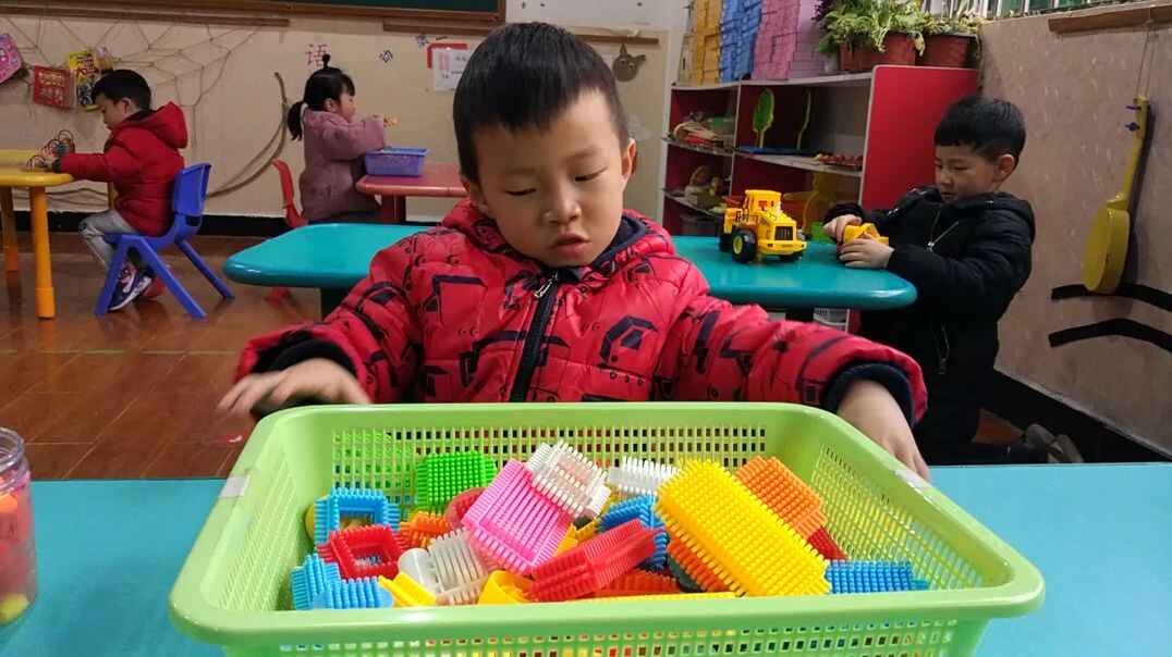 专心玩玩具