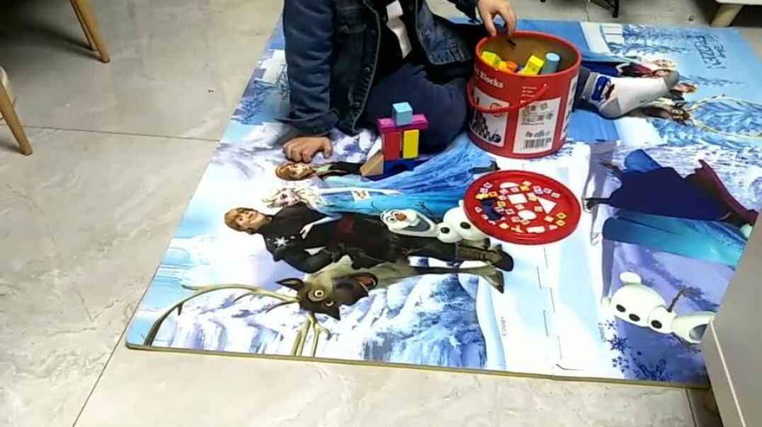 认真搭积木的男孩