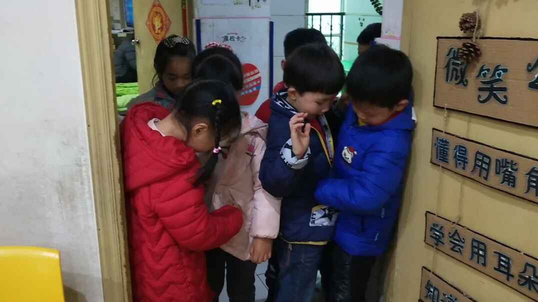 小小老师检查小朋友的·口袋
