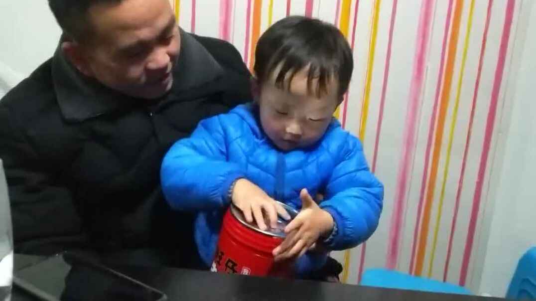 小弟弟吃糖