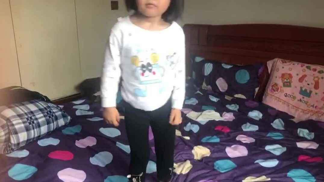 自己动手穿裤子的girl