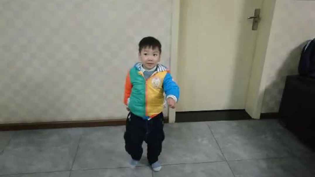 踏步小男孩
