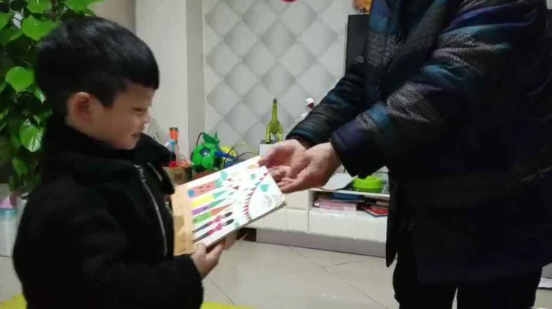 和家长一起递接物品