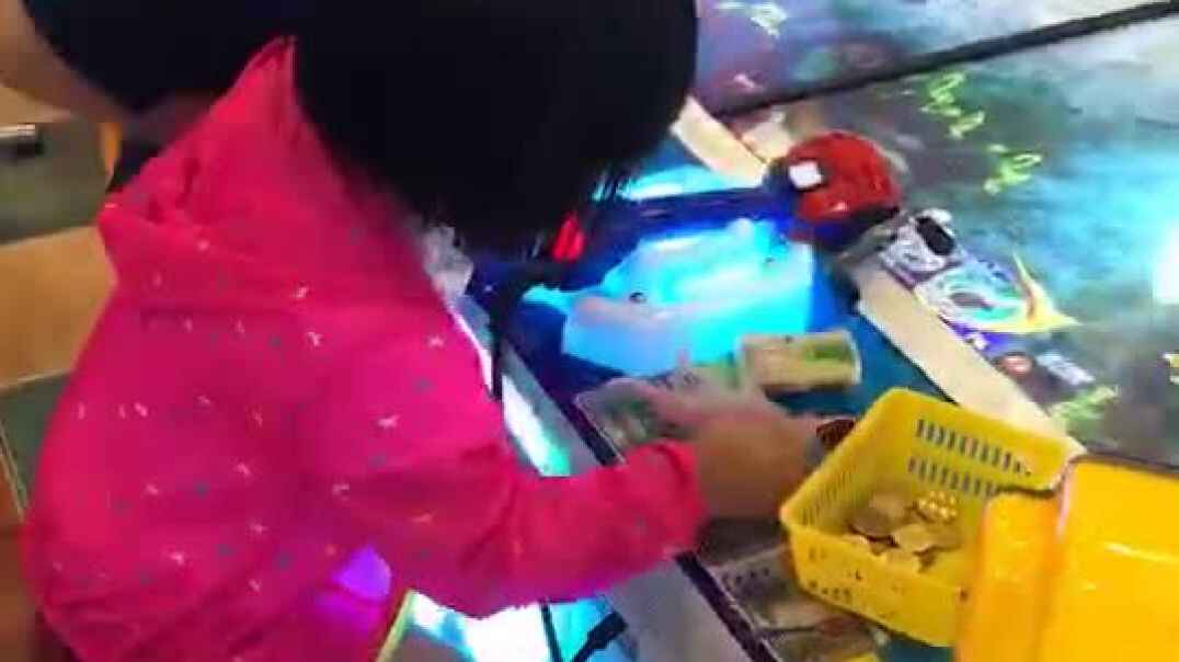 和妹妹一起玩耍.
