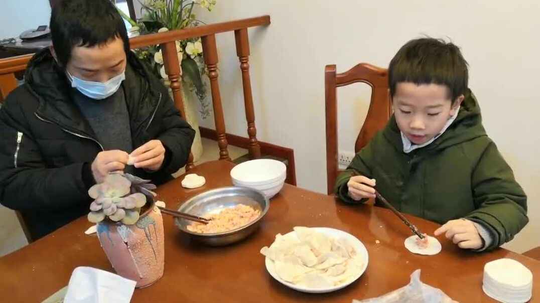 和爸爸一起包饺子.