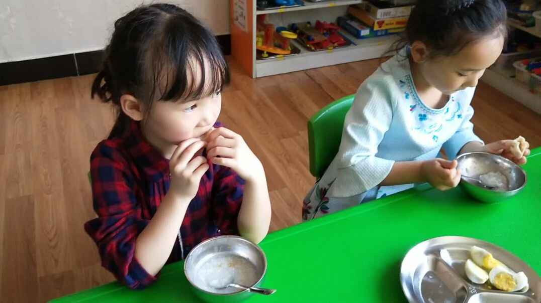 美美小朋友吃的真开心