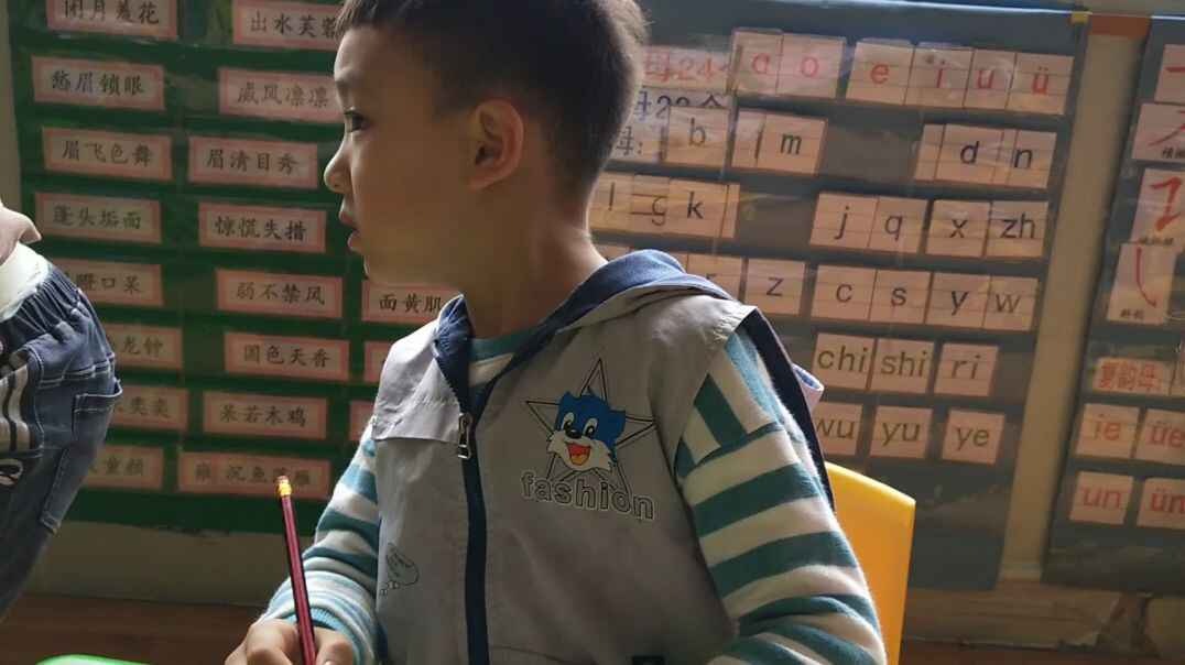 认真学习的萌娃