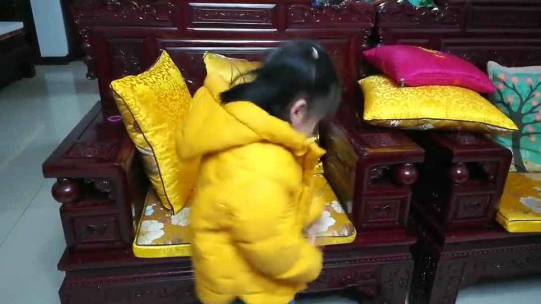 自己穿衣服的女孩