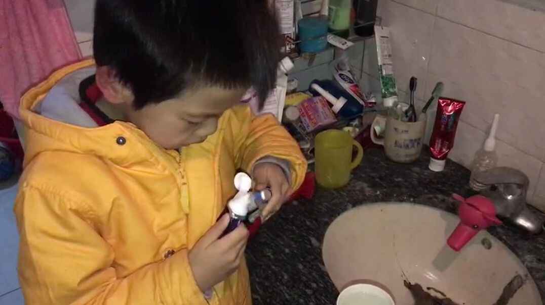 个人礼仪刷牙.