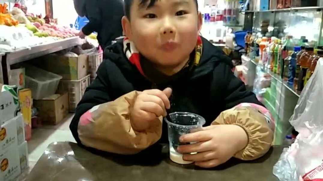 水果店里喝奶粉
