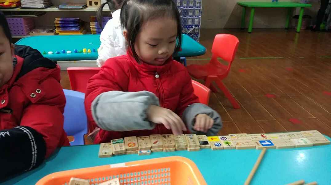 爱玩具的小女孩