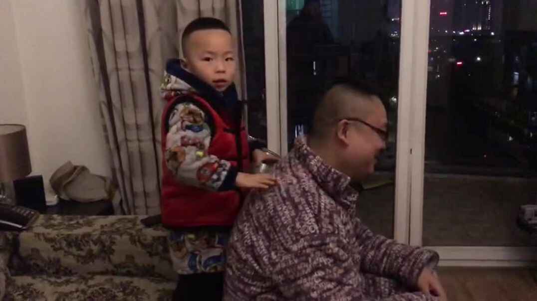 老爸我帮您捶背
