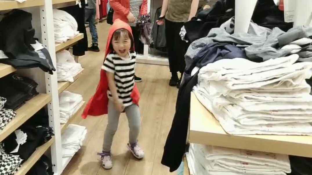 和衣服一起玩耍