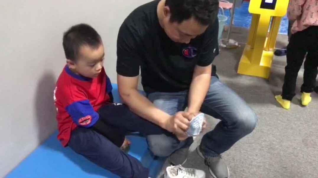 今天我要爸爸给我穿袜子