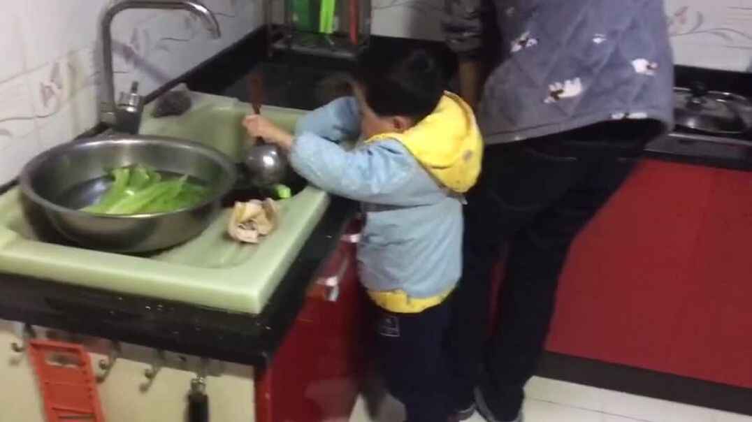 小萌娃自己洗碗