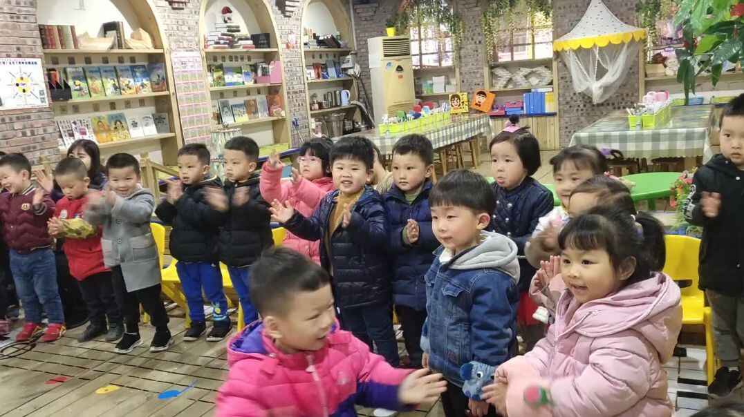 大家一起拍拍手