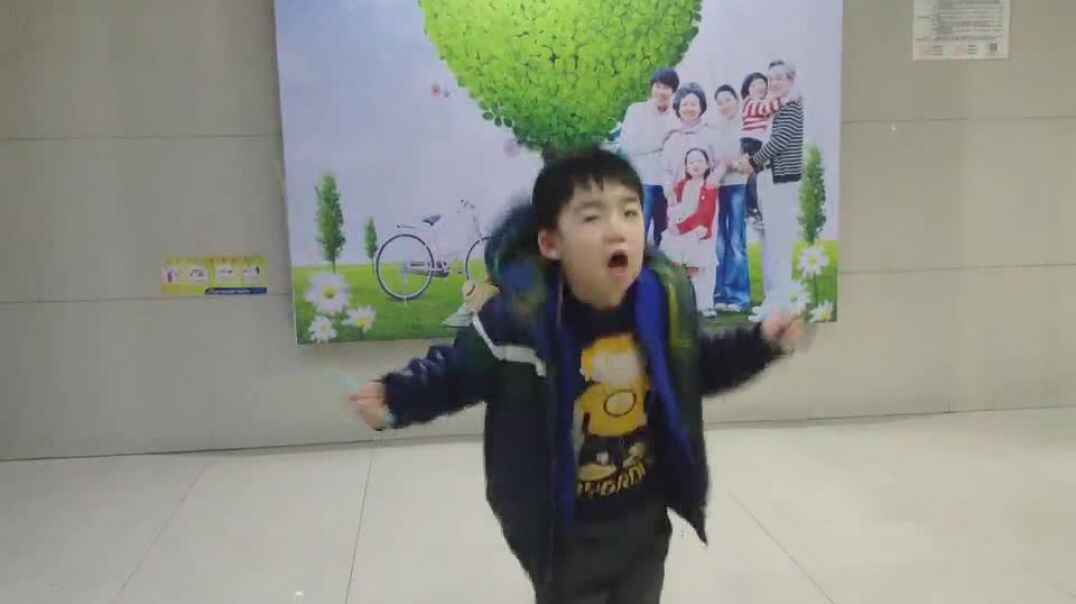 跳绳的孩子