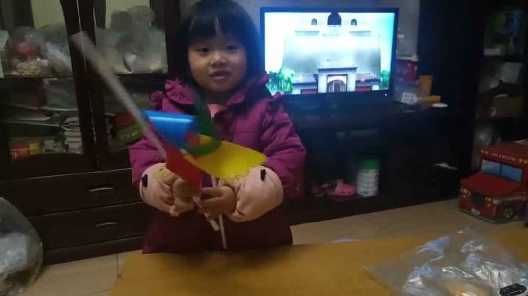 活泼可爱的女孩