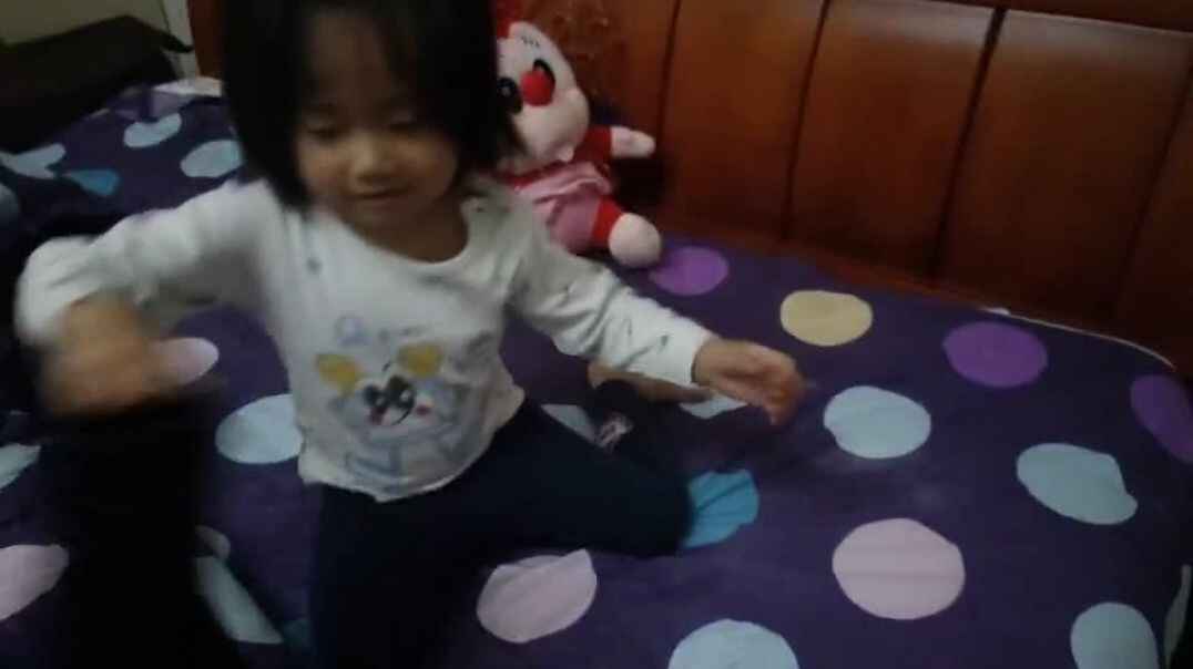 自己动手穿衣服呢