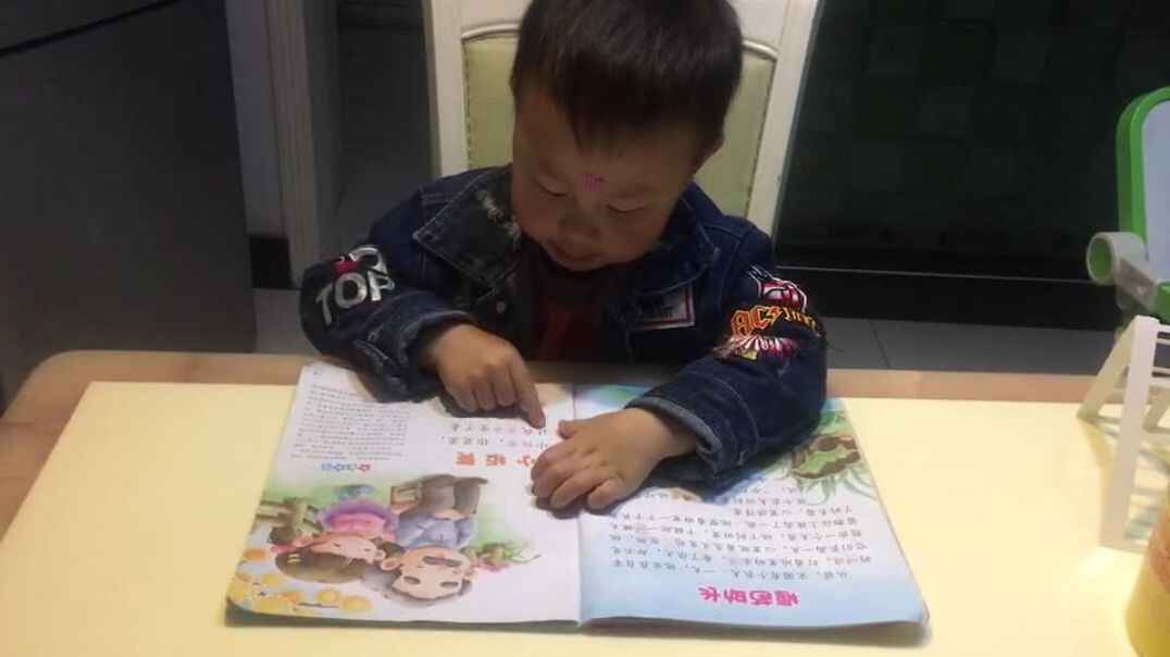在家认真阅读的男孩