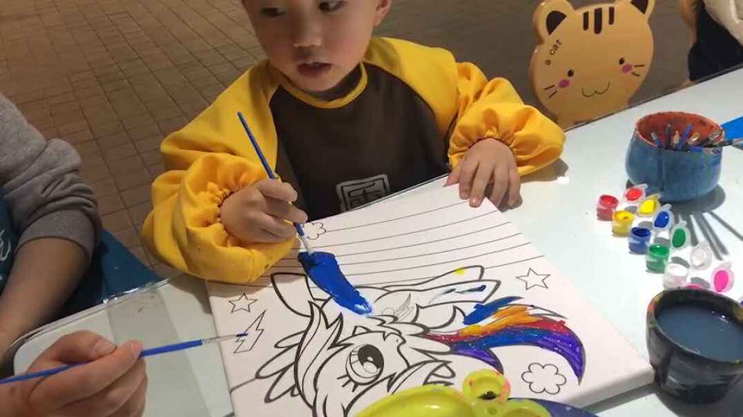 专心画画的男孩