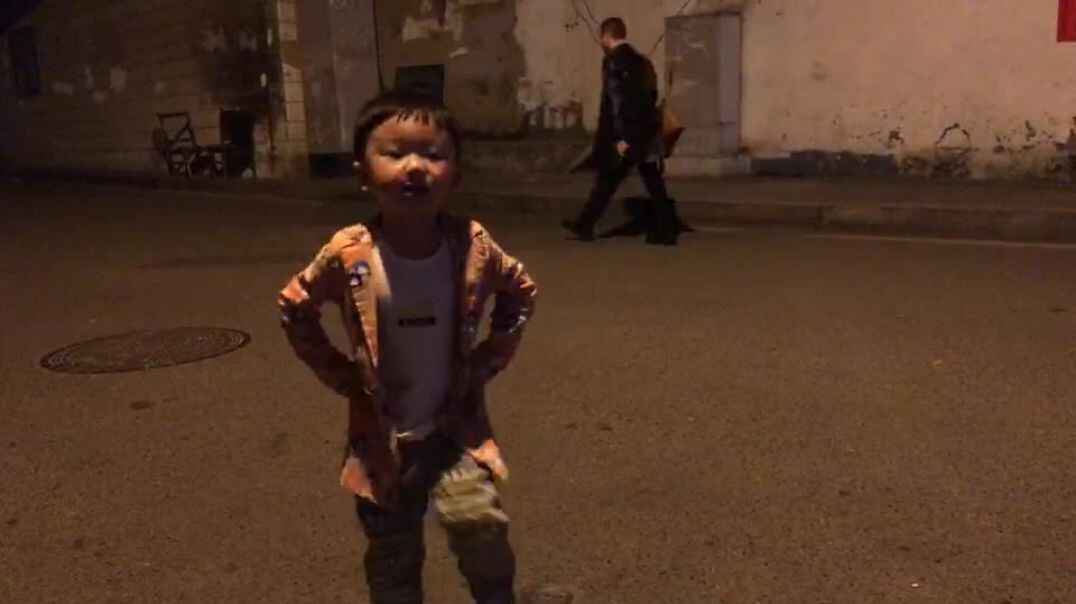 路灯下踏步的小伙子